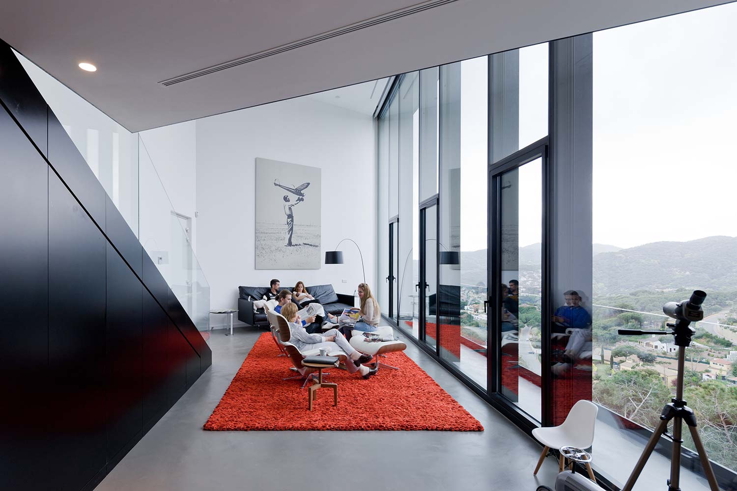 Cadaval & Solà-Morales’ ’’X House’’ neutralizes itself with its unique appearance on the cliff