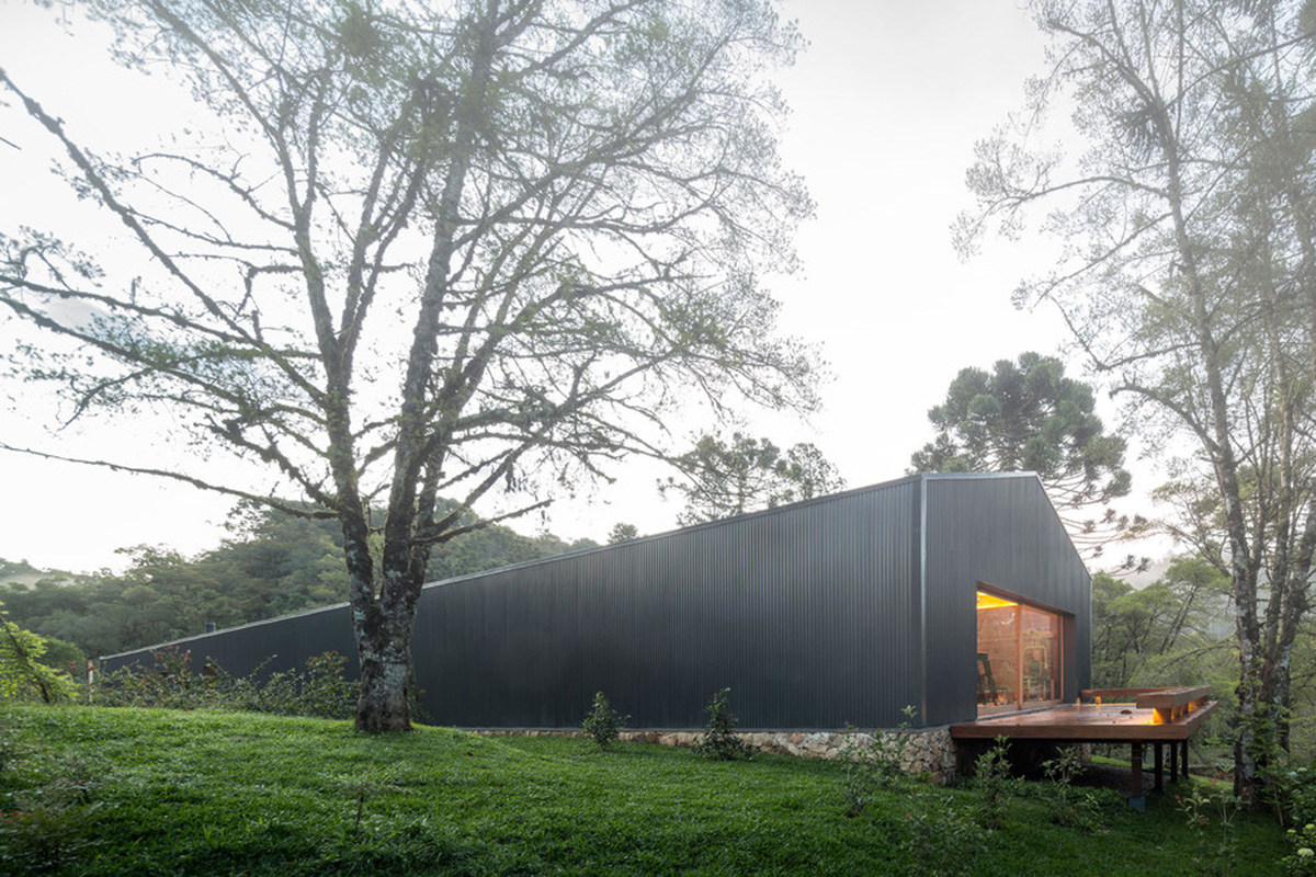 The Mororó House is an opaque and continuous house that integrates climate factors to inside