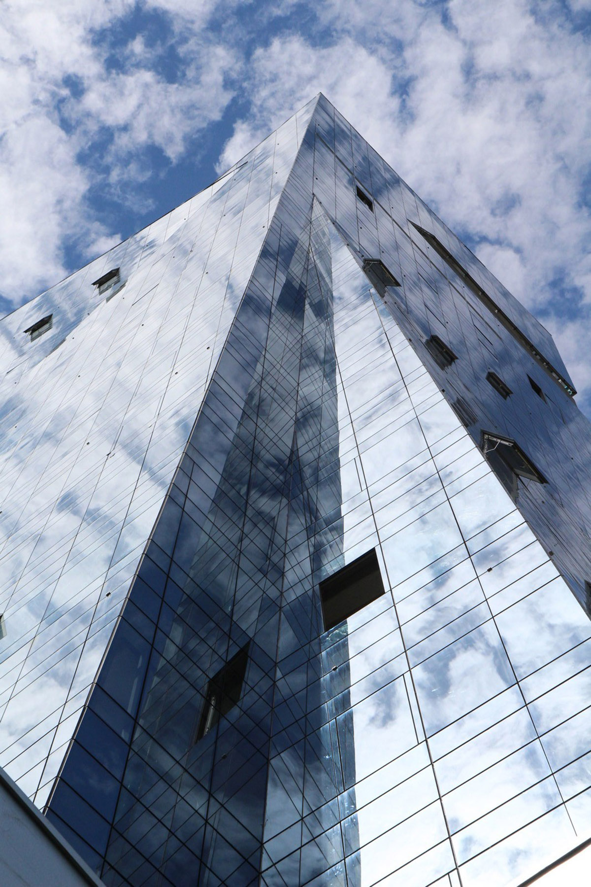 Libeskind’s first luminous residential tower ’’Vitra’’ completed in Brazil