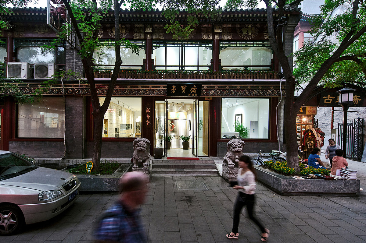 Arch Studio’s Folding screen is a precious traditional fine art that maximizes the interior space