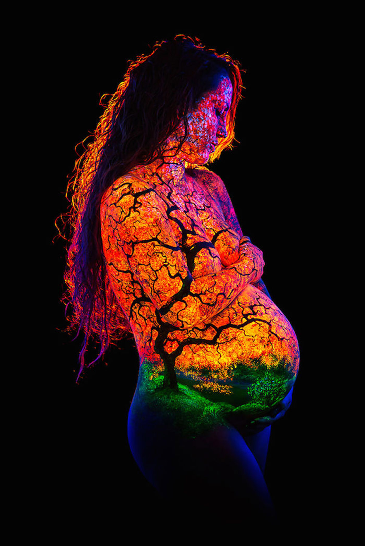 Lighting revives in body paintings that shine with back lights