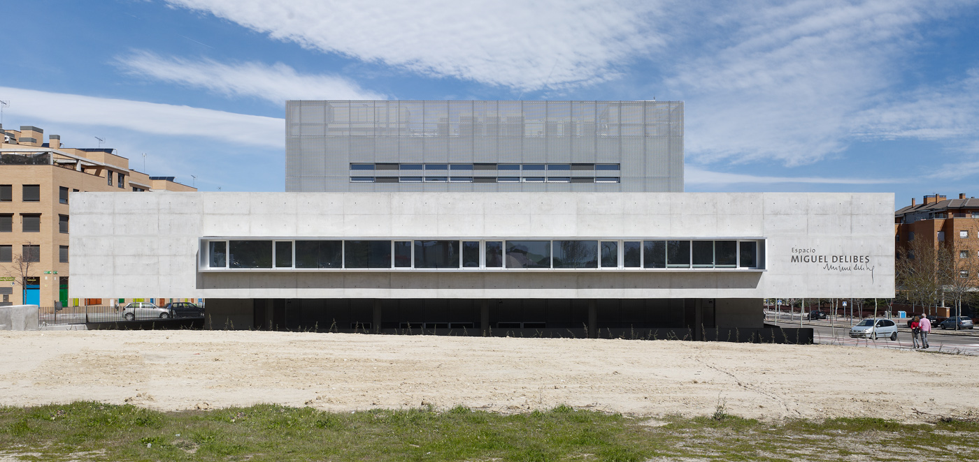 Rafael de La-Hoz completes the Espacio Miguel Delibes in Alcobendas