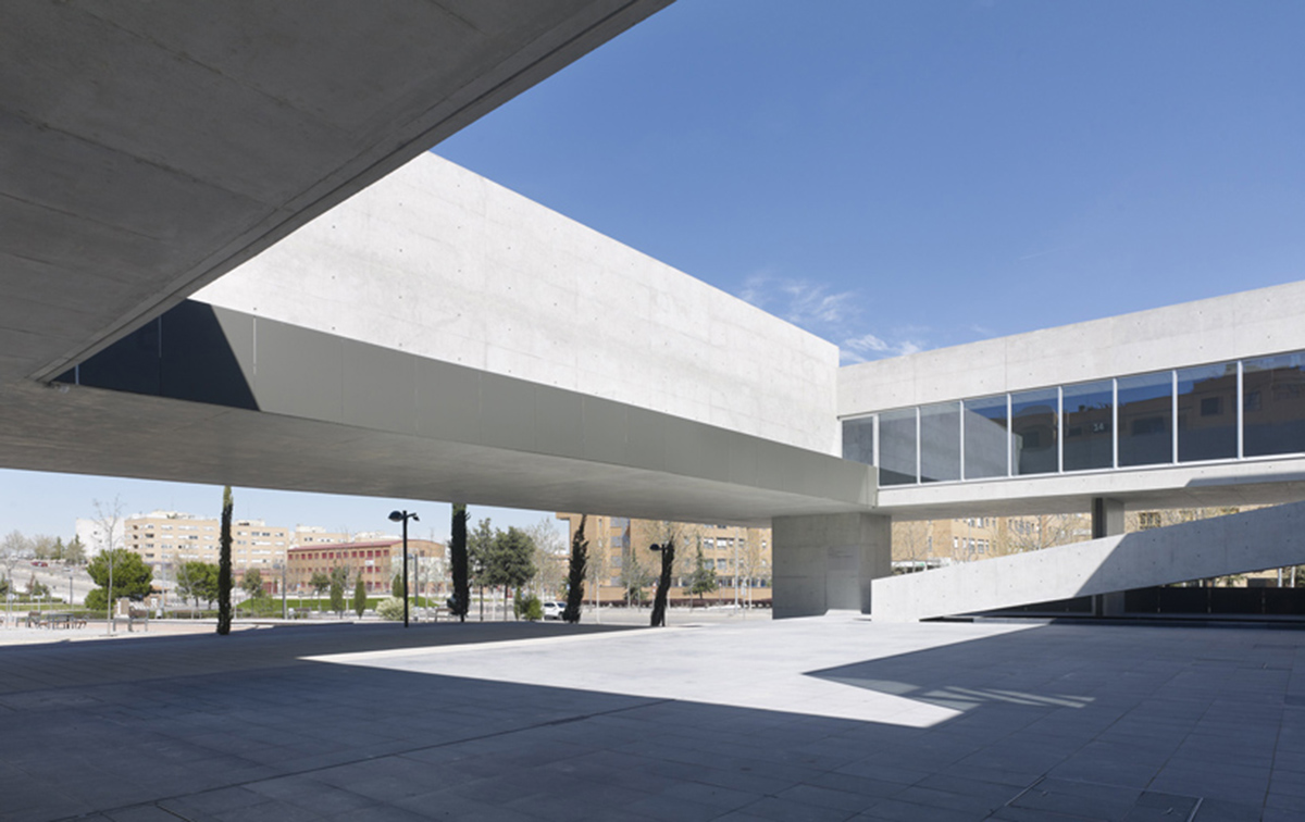 Rafael de La-Hoz completes the Espacio Miguel Delibes in Alcobendas