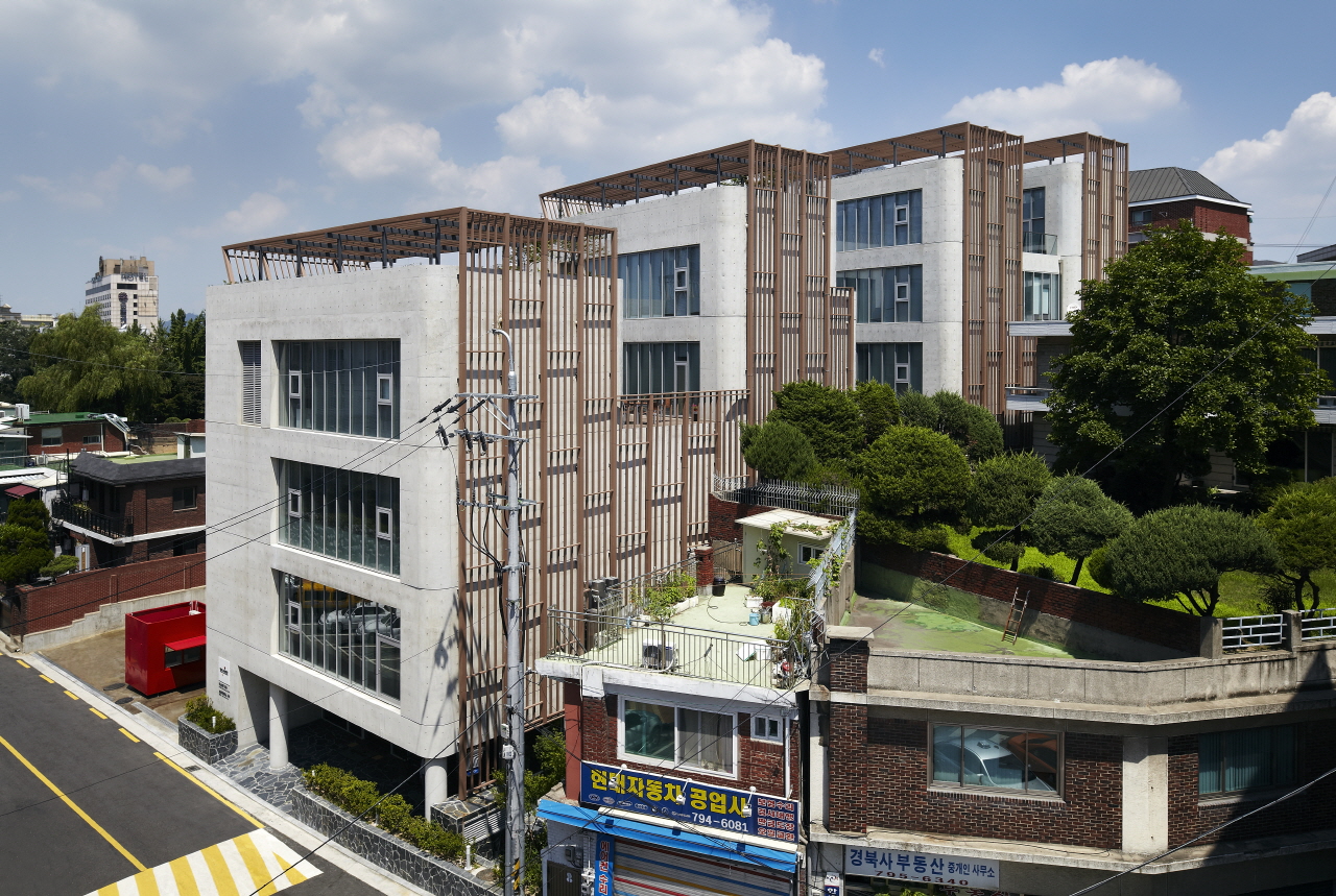 The Happiness Foundation shows elegancy of concrete in its own environment by The_System Lab