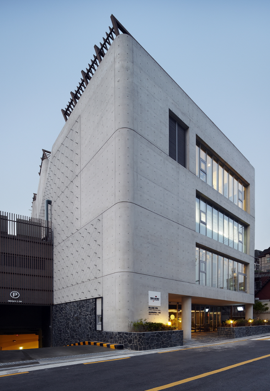 The Happiness Foundation shows elegancy of concrete in its own environment by The_System Lab