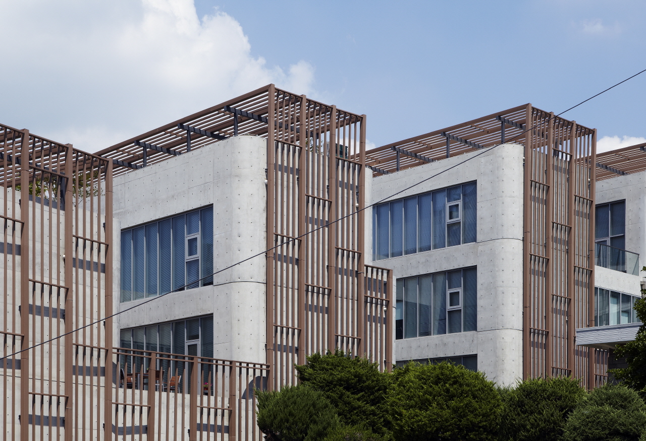 The Happiness Foundation shows elegancy of concrete in its own environment by The_System Lab