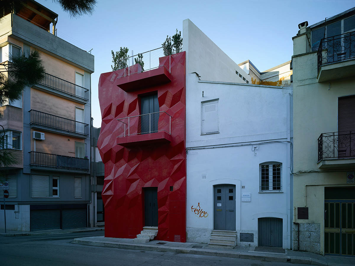 GG-Loop designs a vivid, wavy red facade for Italy’s historic house
