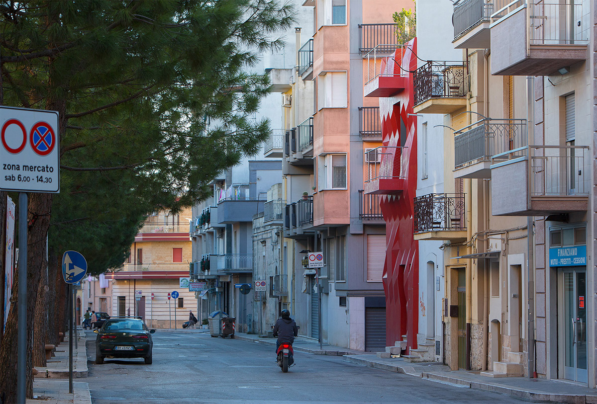 GG-Loop designs a vivid, wavy red facade for Italy’s historic house