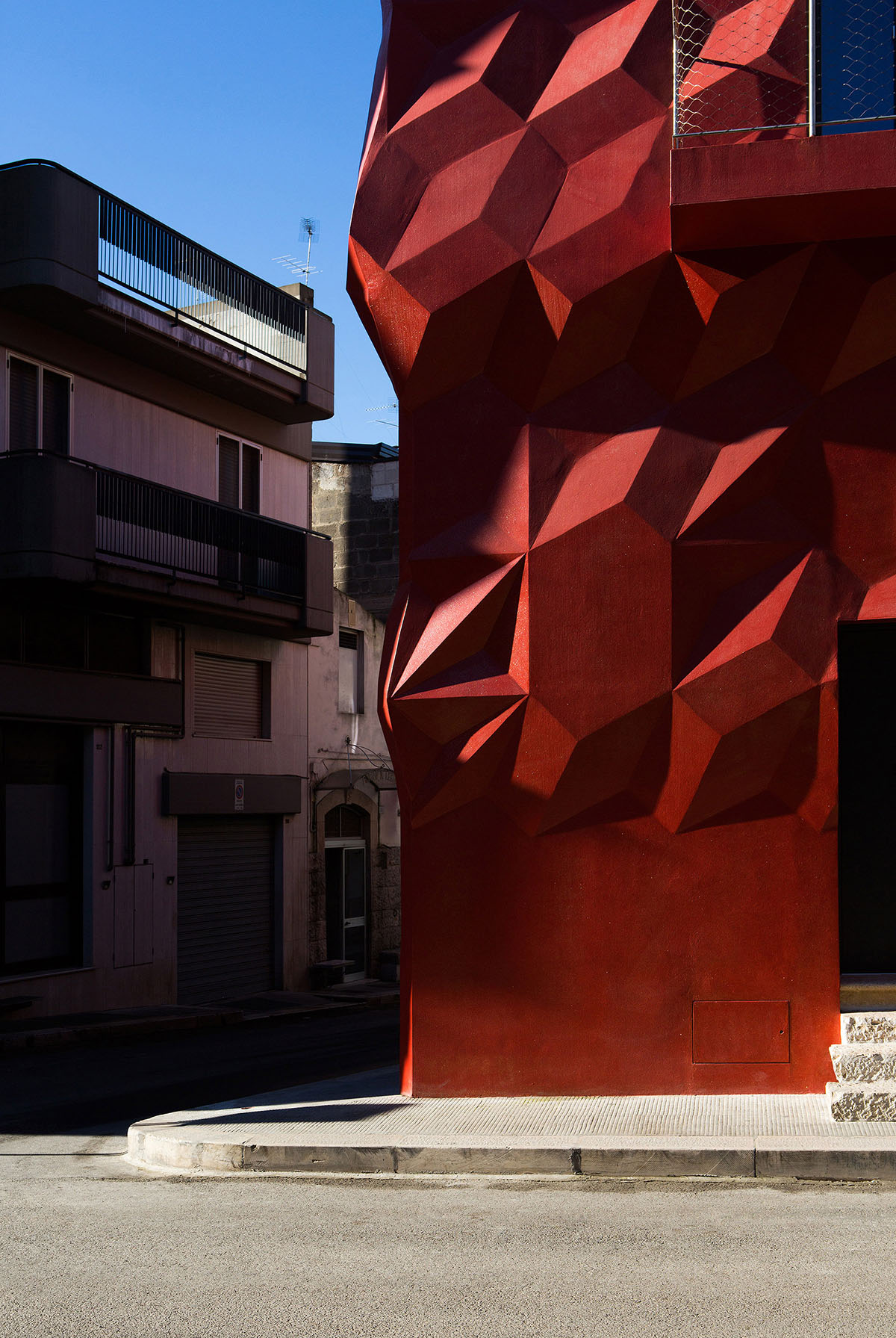 GG-Loop designs a vivid, wavy red facade for Italy’s historic house