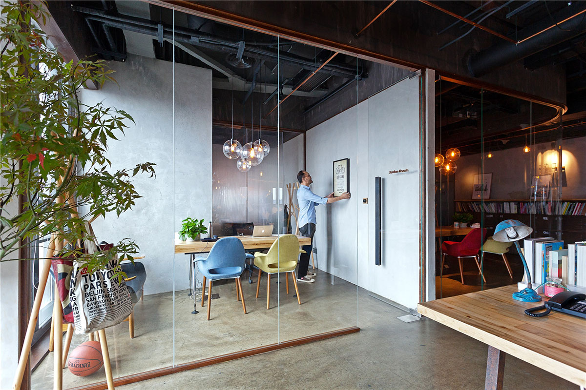 LLLab designs transparent bubbles to integrate Chinese working hierarchy for LEO office in Shanghai