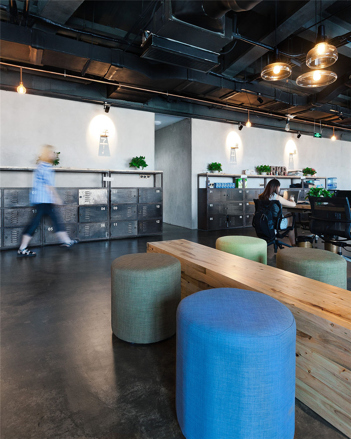 LLLab designs transparent bubbles to integrate Chinese working hierarchy for LEO office in Shanghai