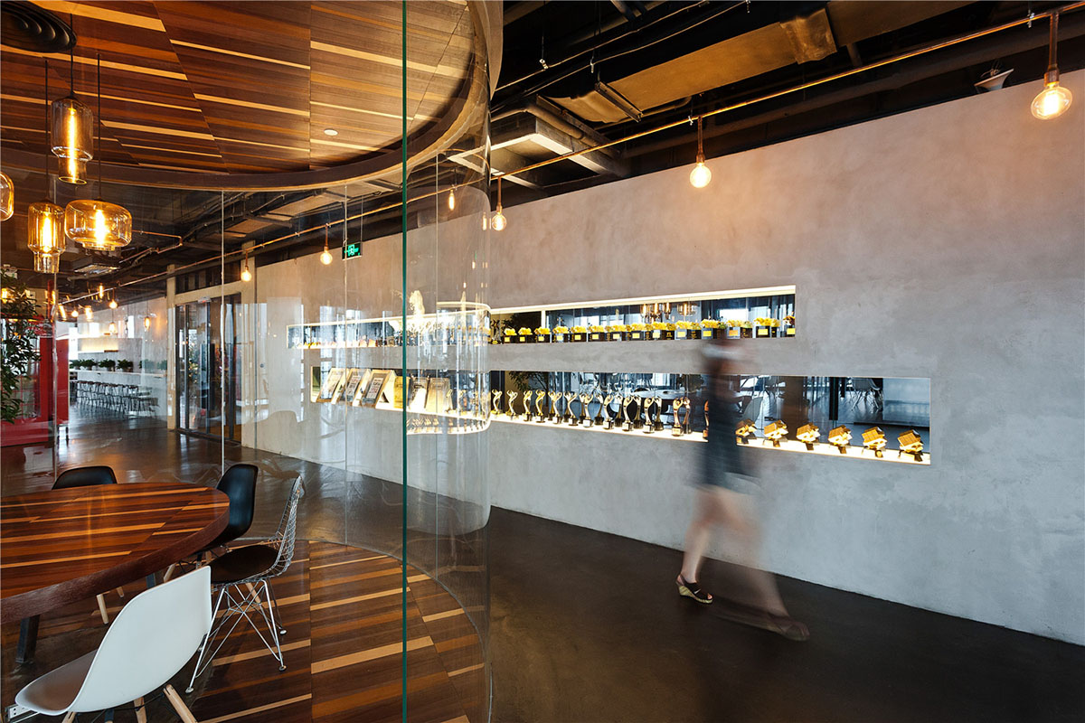 LLLab designs transparent bubbles to integrate Chinese working hierarchy for LEO office in Shanghai