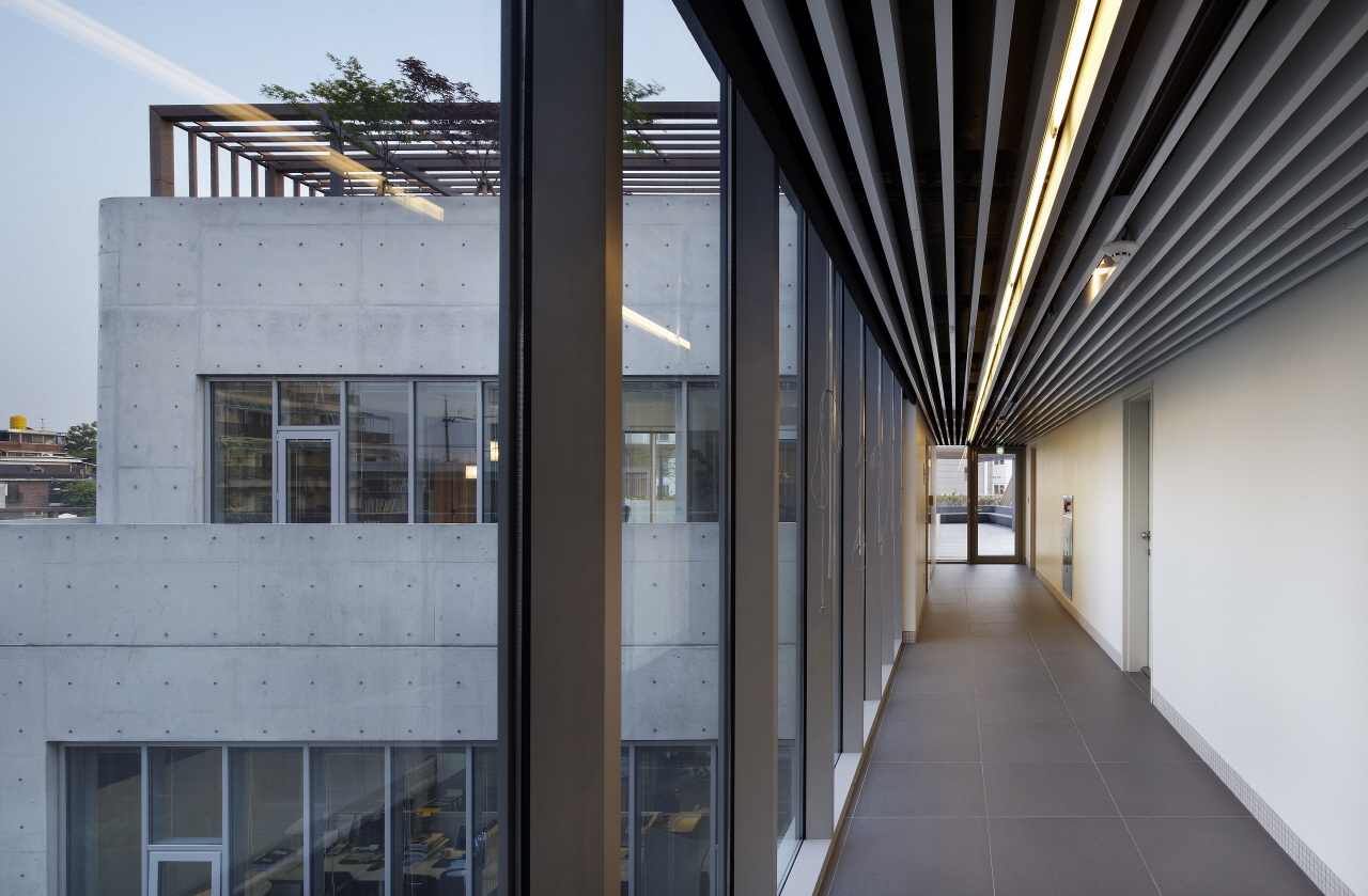 The Happiness Foundation shows elegancy of concrete in its own environment by The_System Lab