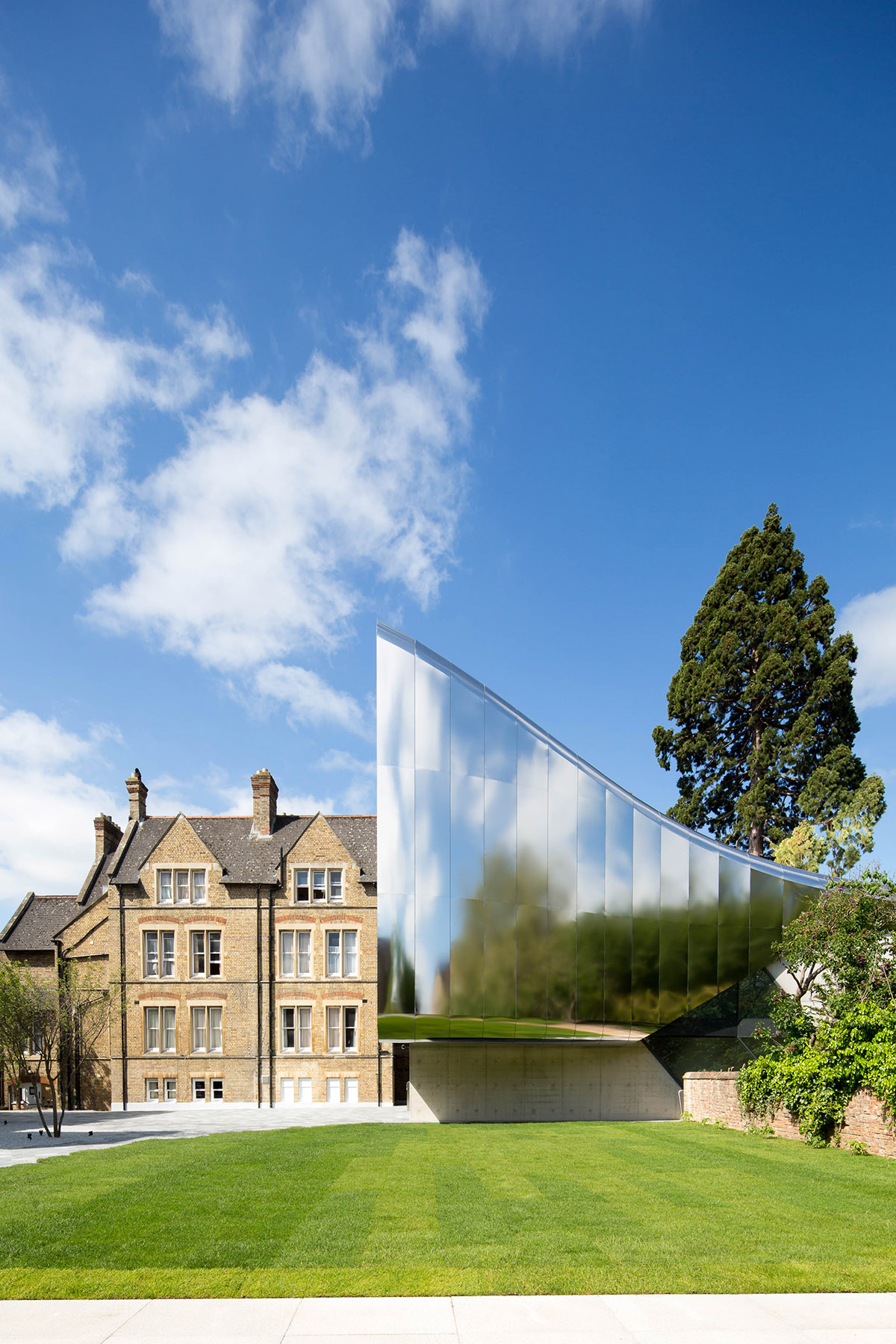 Zaha Hadid’s Investcorp Building wins Oxford Preservation Trust 2015 Award