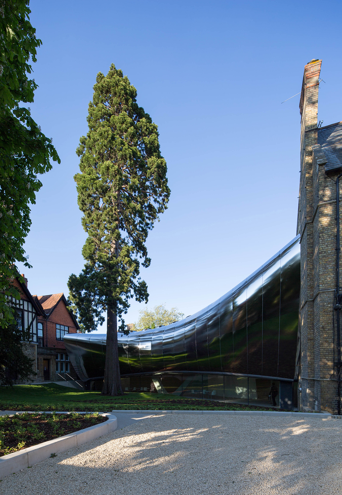 Zaha Hadid completed library and archive building for Oxford University&rsquo;s Middle East Centre