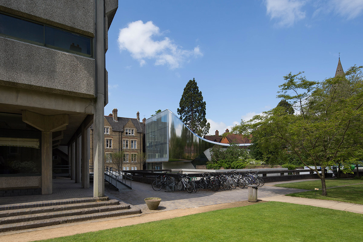 Zaha Hadid’s Investcorp Building wins Oxford Preservation Trust 2015 Award