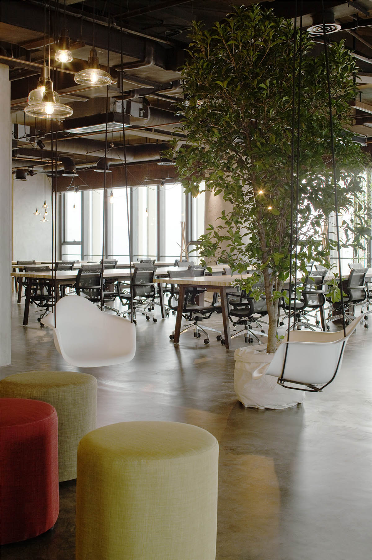 LLLab designs transparent bubbles to integrate Chinese working hierarchy for LEO office in Shanghai