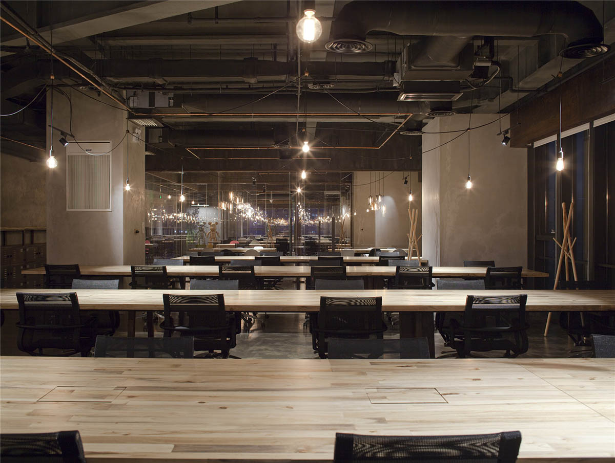 LLLab designs transparent bubbles to integrate Chinese working hierarchy for LEO office in Shanghai