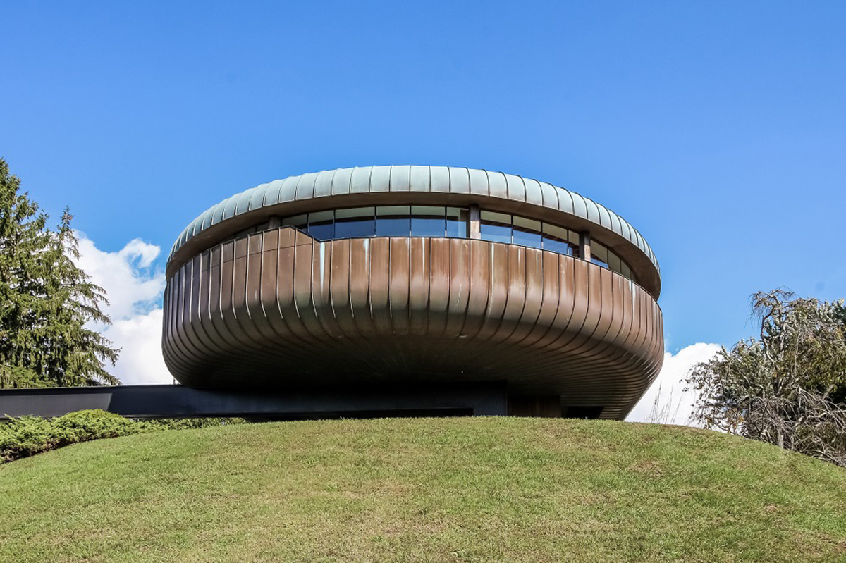 Do you want to be new owner of this Spaceship Condo?