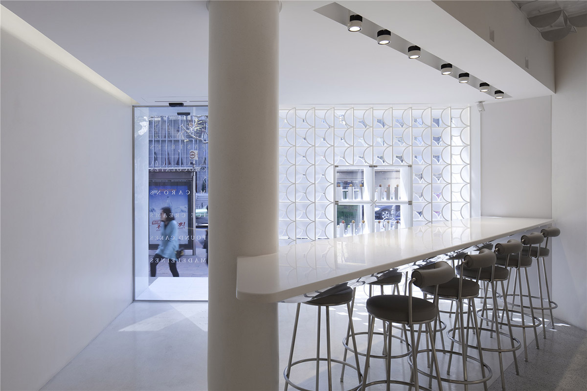 LUKSTUDIO designed a small White Gift Box ’’Aimé Patisserie’’ in China