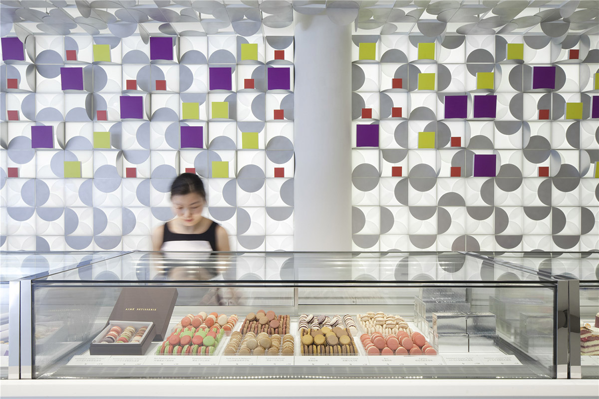 LUKSTUDIO designed a small White Gift Box ’’Aimé Patisserie’’ in China