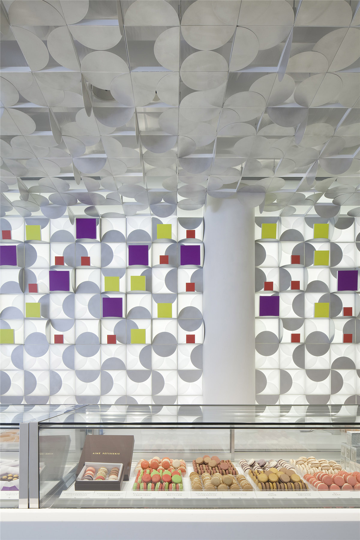 LUKSTUDIO designed a small White Gift Box ’’Aimé Patisserie’’ in China