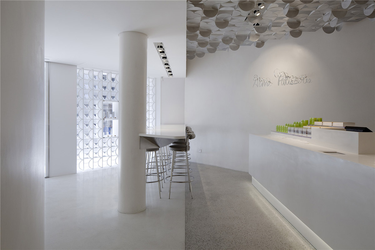 LUKSTUDIO designed a small White Gift Box ’’Aimé Patisserie’’ in China