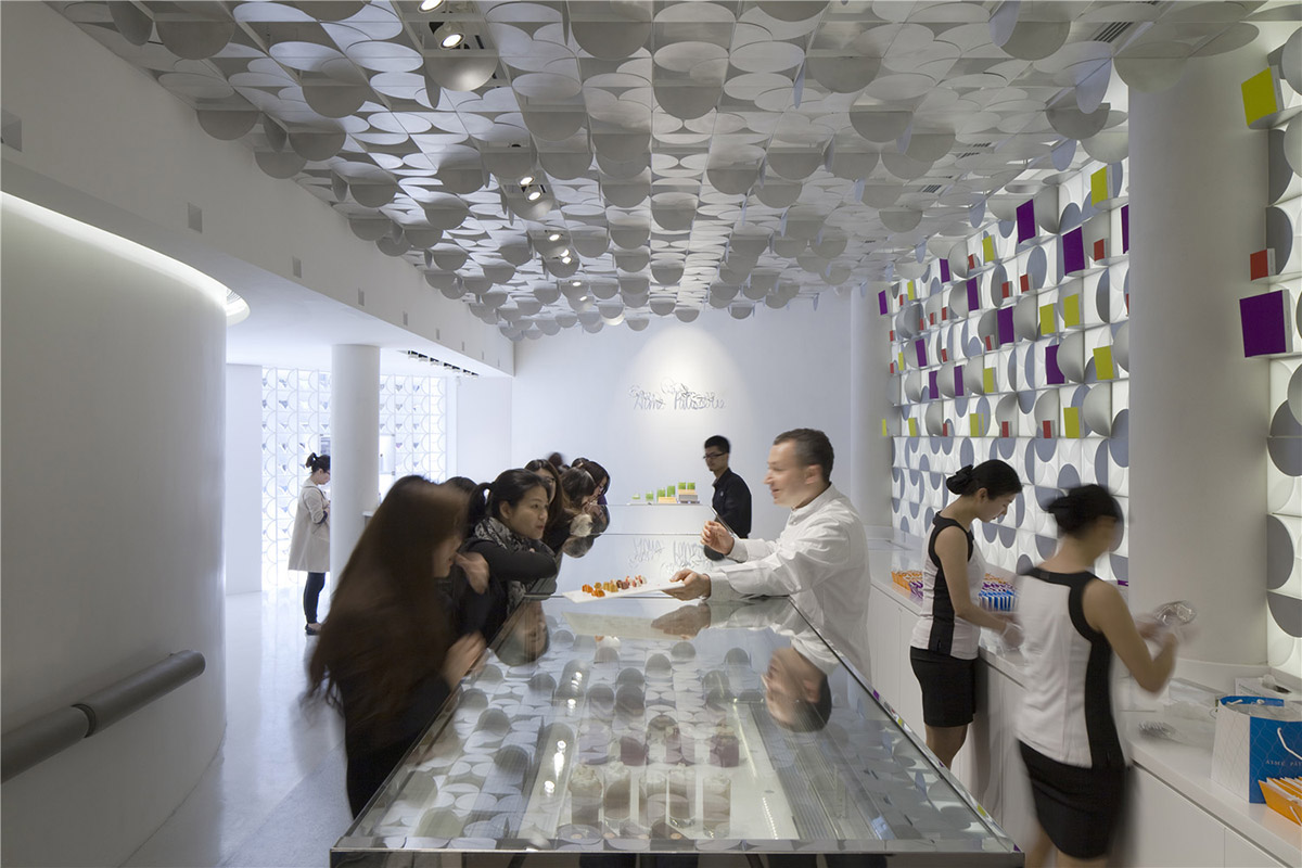 LUKSTUDIO designed a small White Gift Box ’’Aimé Patisserie’’ in China