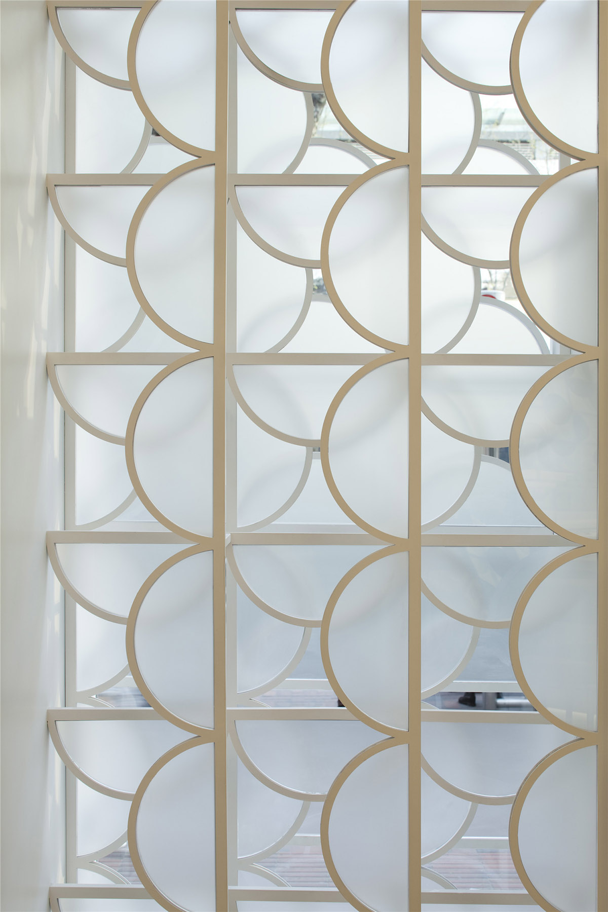 LUKSTUDIO designed a small White Gift Box ’’Aimé Patisserie’’ in China