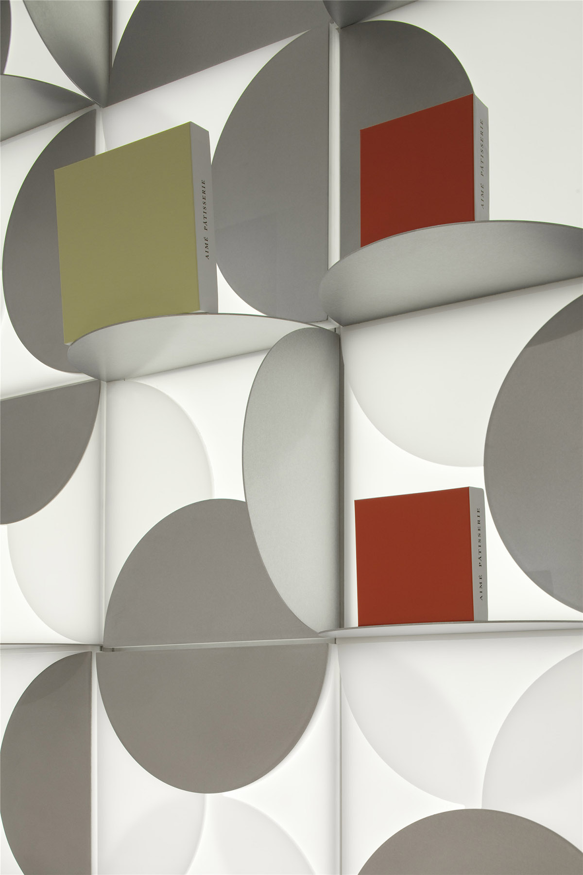 LUKSTUDIO designed a small White Gift Box ’’Aimé Patisserie’’ in China