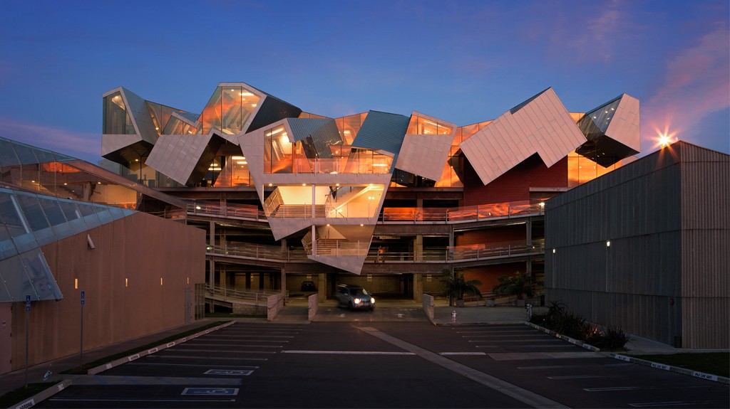 Eric Owen Moss completed ’’Pterodactyl’’ office building in Culver City,California