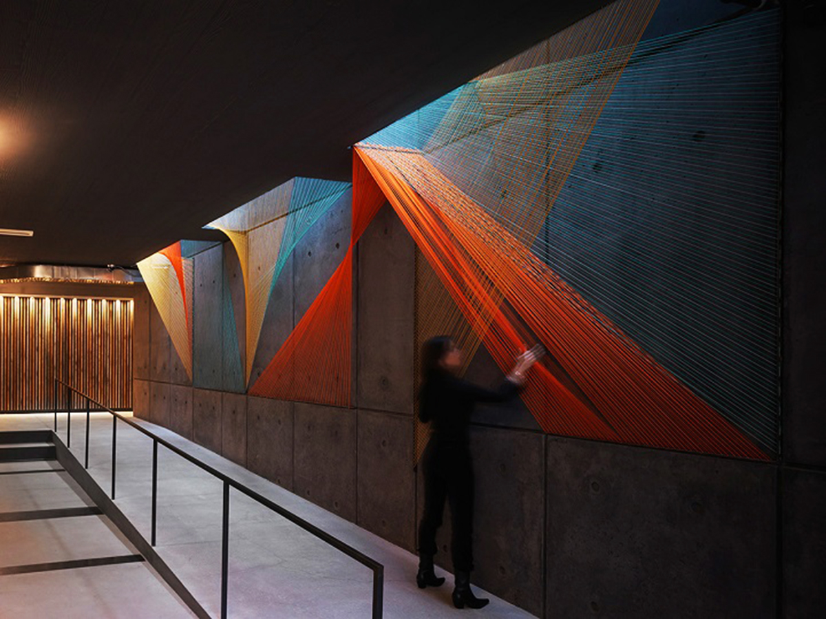 Inés Esnal covers concrete walls with colorful elastic colored ropes