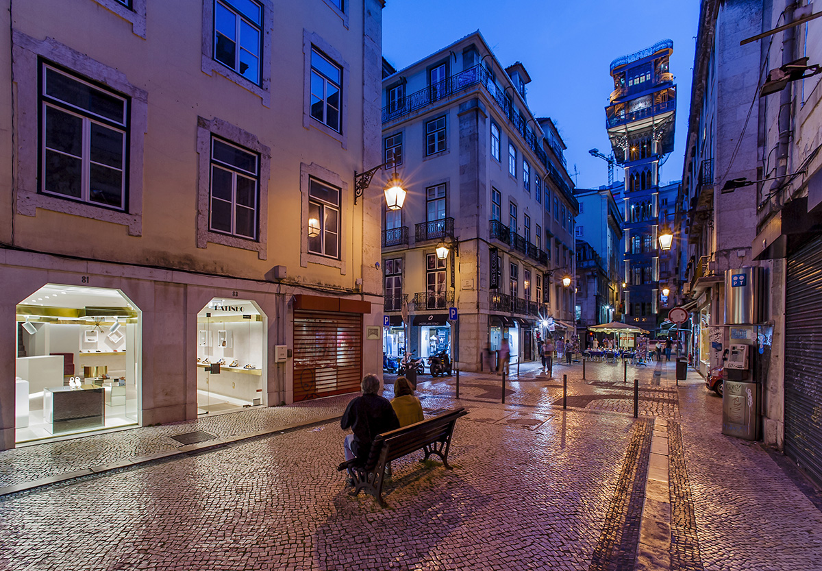 The iconic shoe shop “Ratinho” renovated by Inout Studio crystallizes objects with light materials