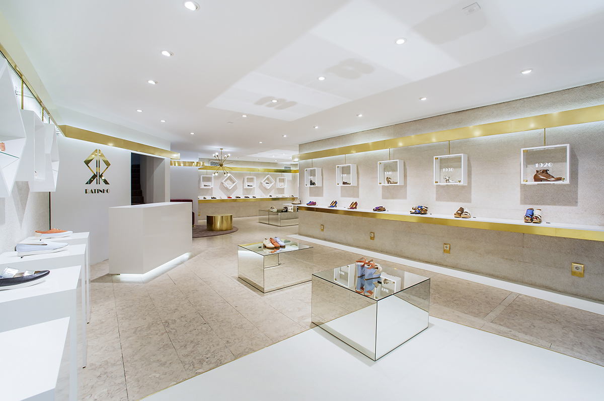 The iconic shoe shop “Ratinho” renovated by Inout Studio crystallizes objects with light materials