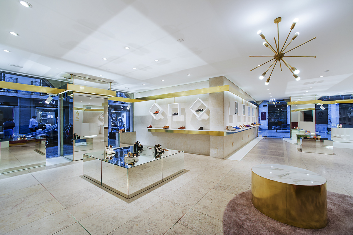 The iconic shoe shop “Ratinho” renovated by Inout Studio crystallizes objects with light materials