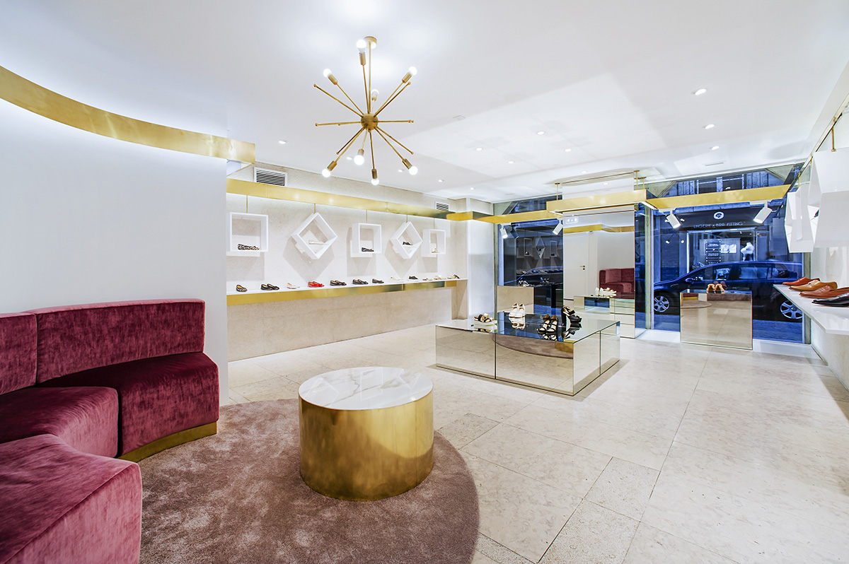 The iconic shoe shop “Ratinho” renovated by Inout Studio crystallizes objects with light materials