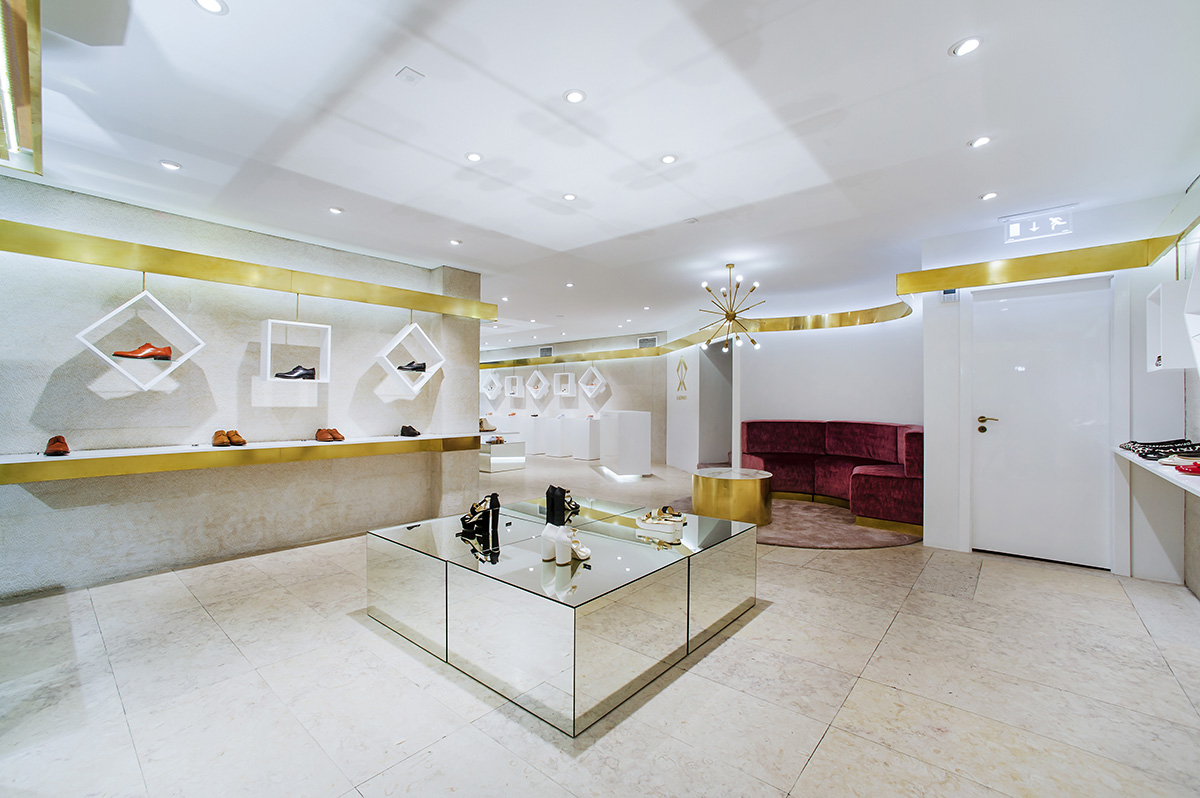 The iconic shoe shop “Ratinho” renovated by Inout Studio crystallizes objects with light materials