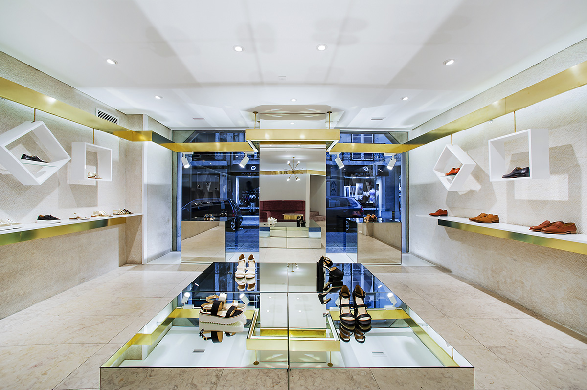 The iconic shoe shop “Ratinho” renovated by Inout Studio crystallizes objects with light materials