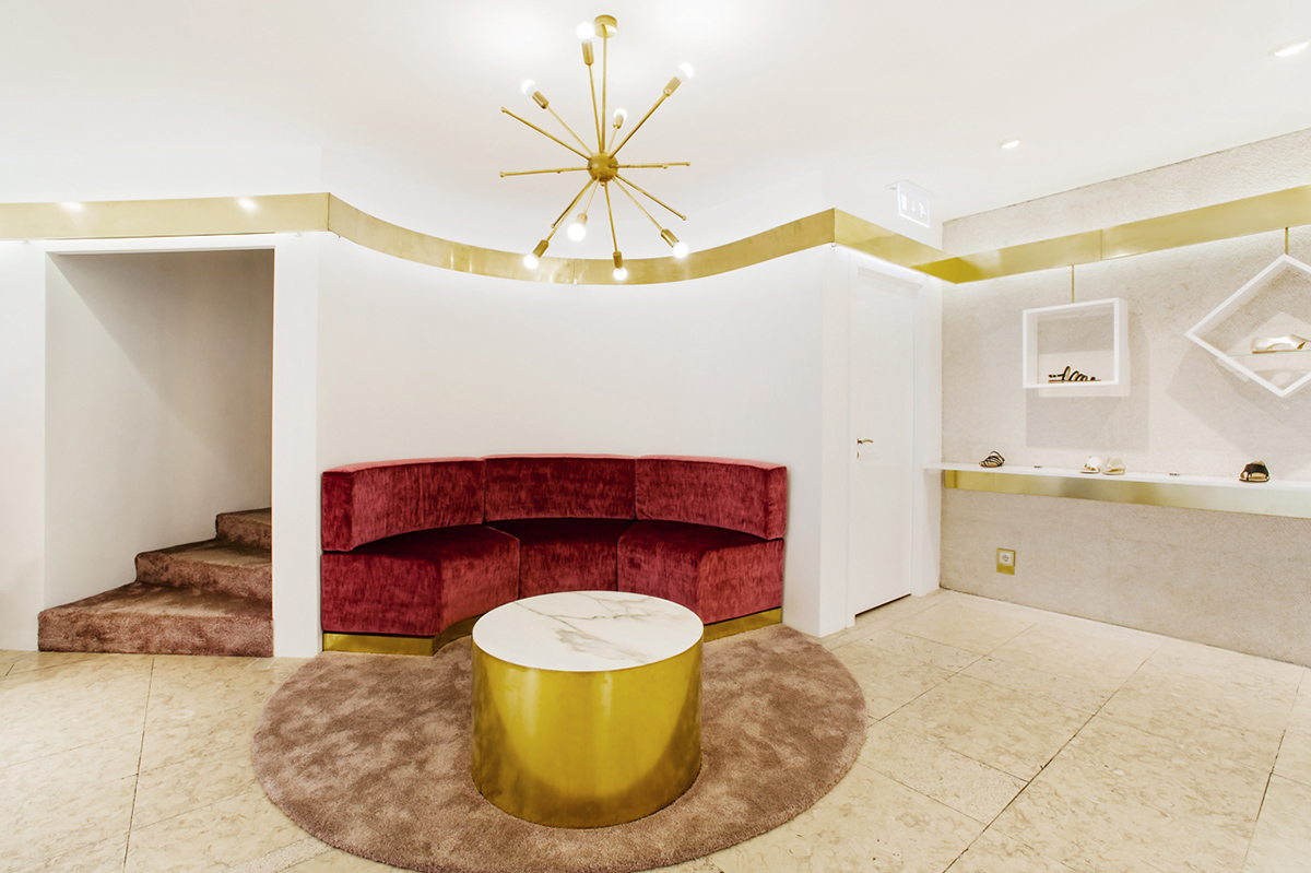 The iconic shoe shop “Ratinho” renovated by Inout Studio crystallizes objects with light materials