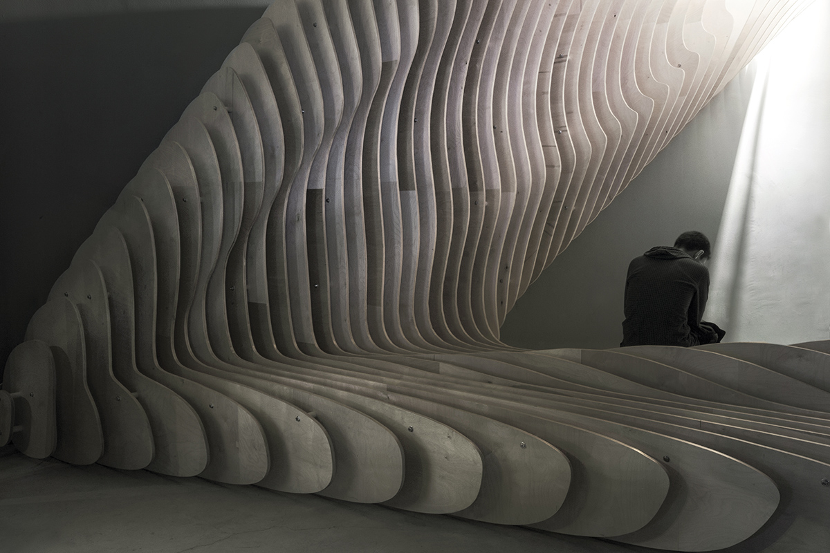 SALON / Alper Derinbogaz’s Tri-Fold explores Dialogue Of Form And Space with curvaceous structure