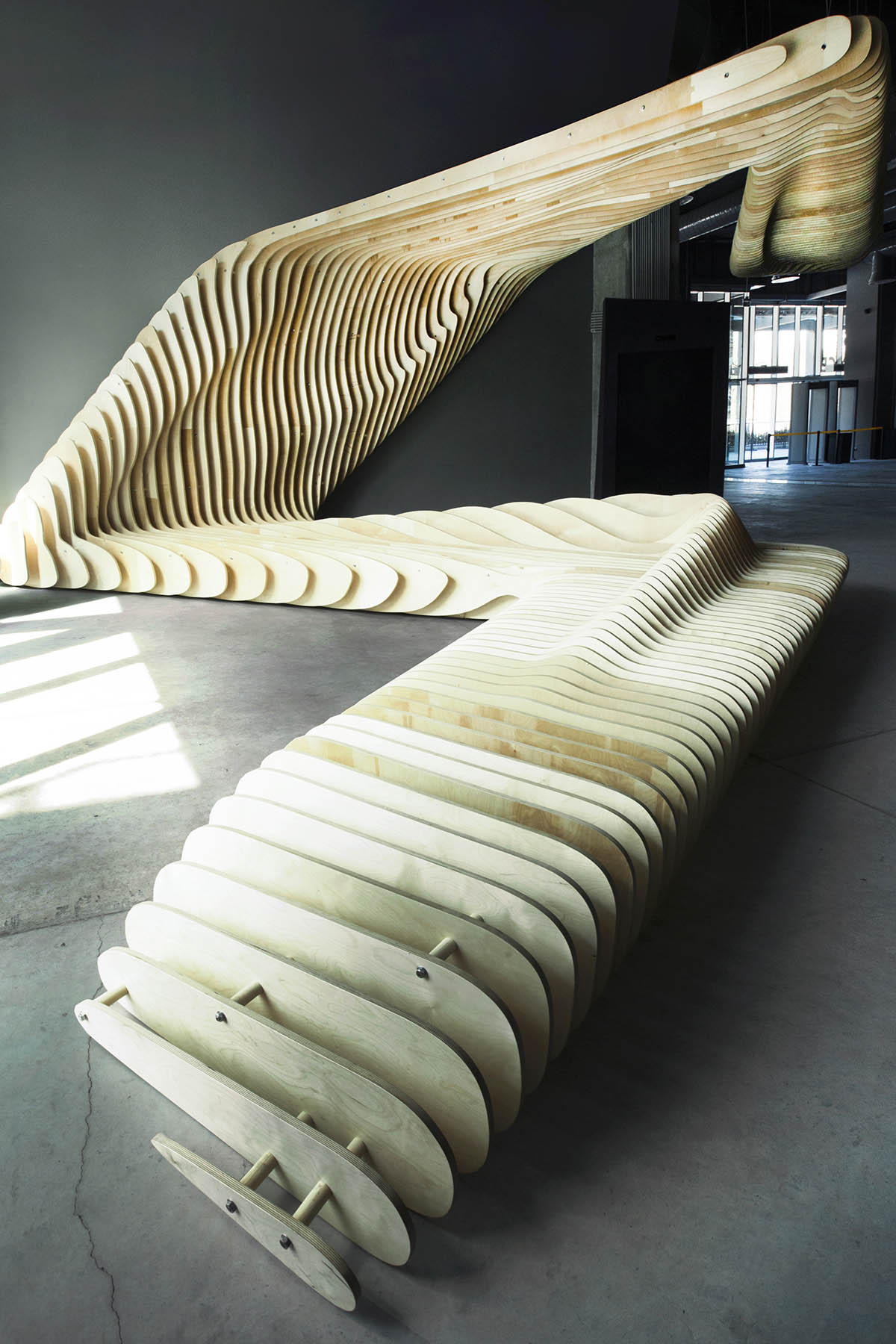 SALON / Alper Derinbogaz’s Tri-Fold explores Dialogue Of Form And Space with curvaceous structure