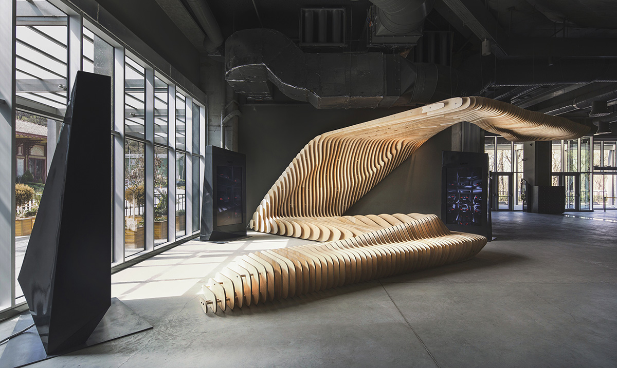 SALON / Alper Derinbogaz’s Tri-Fold explores Dialogue Of Form And Space with curvaceous structure