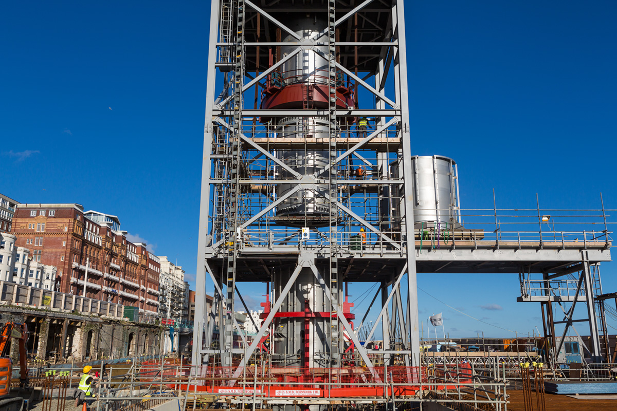 Brighton i360 - Apprentices Install Last Bolt as Tower Reaches Full Height