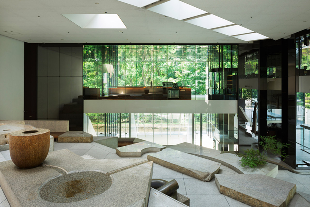 Nendo transforms Kenzo Tange’s original design into a coffee space by covering with mirrored surfaces