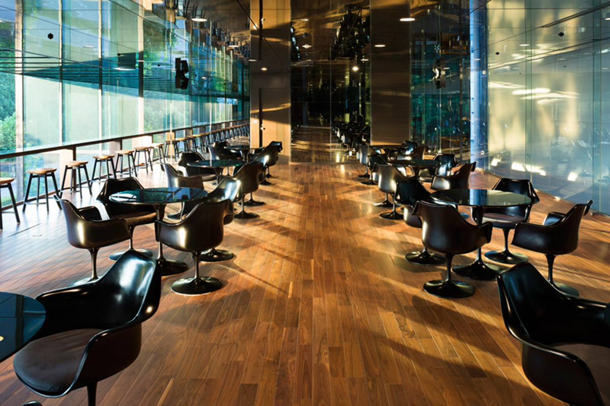 Nendo transforms Kenzo Tange’s original design into a coffee space by covering with mirrored surfaces