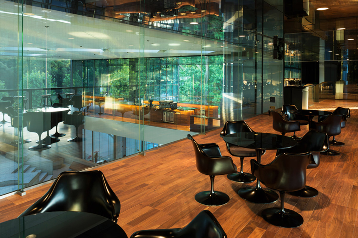 Nendo transforms Kenzo Tange’s original design into a coffee space by covering with mirrored surfaces