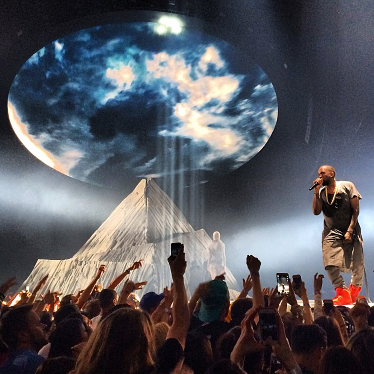 West yeezus. Kanye West Yeezus Tour. Kanye West Yeezus 2013. Kanye West Yeezus Concert. Kanye West - Yeezus (2013, UICD-6205).