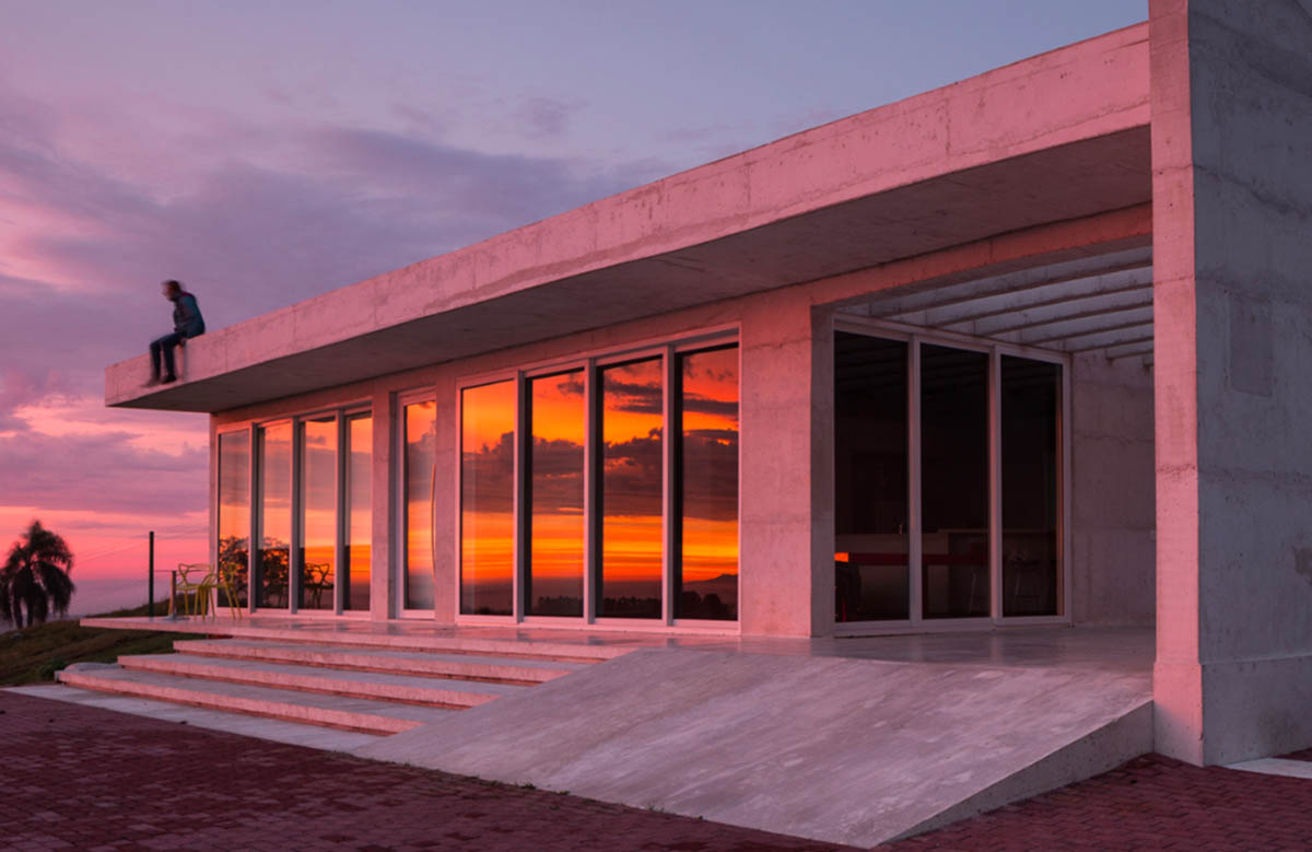 Casa HLM by Rafael Lorentz integrates with landscape presenting a pure view in Brazil