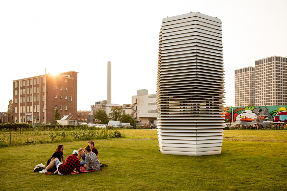 Roosegaarde creates clean air&Smog Free Rings at the opening of the Smog Free Project in Rotterdam