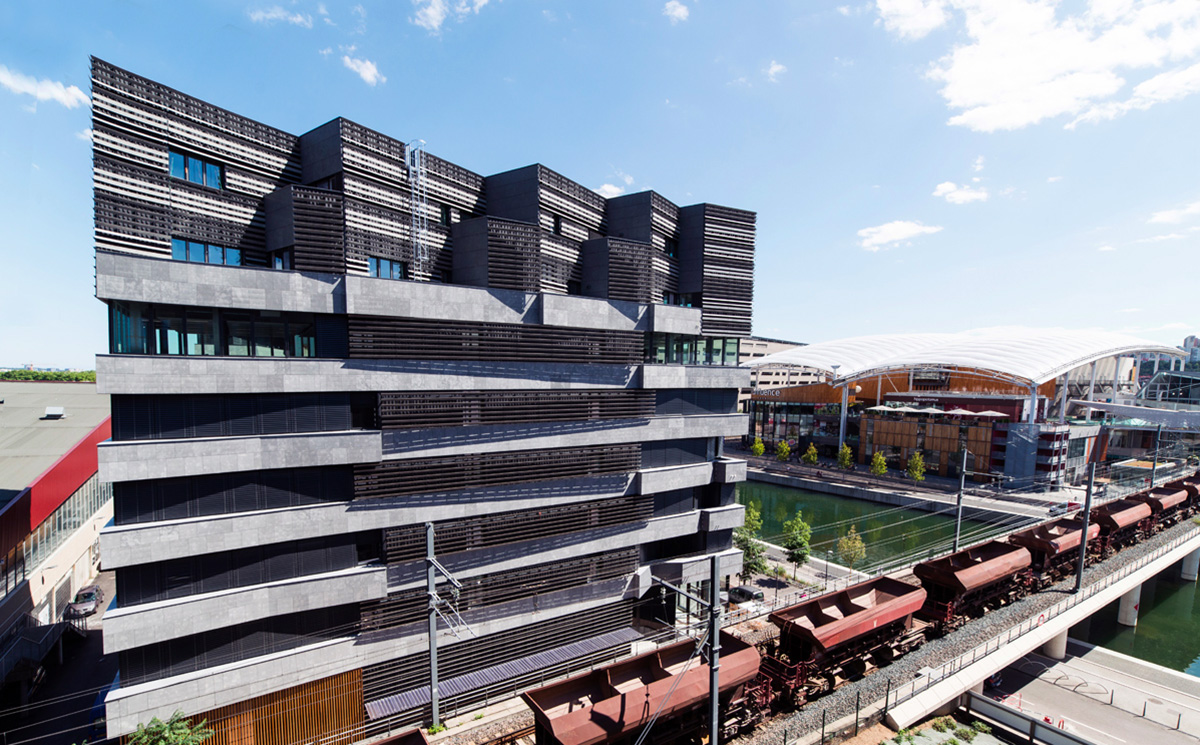 Kengo Kuma’s ’’Hikari’’ reflects the water’s surface in its undulating facade